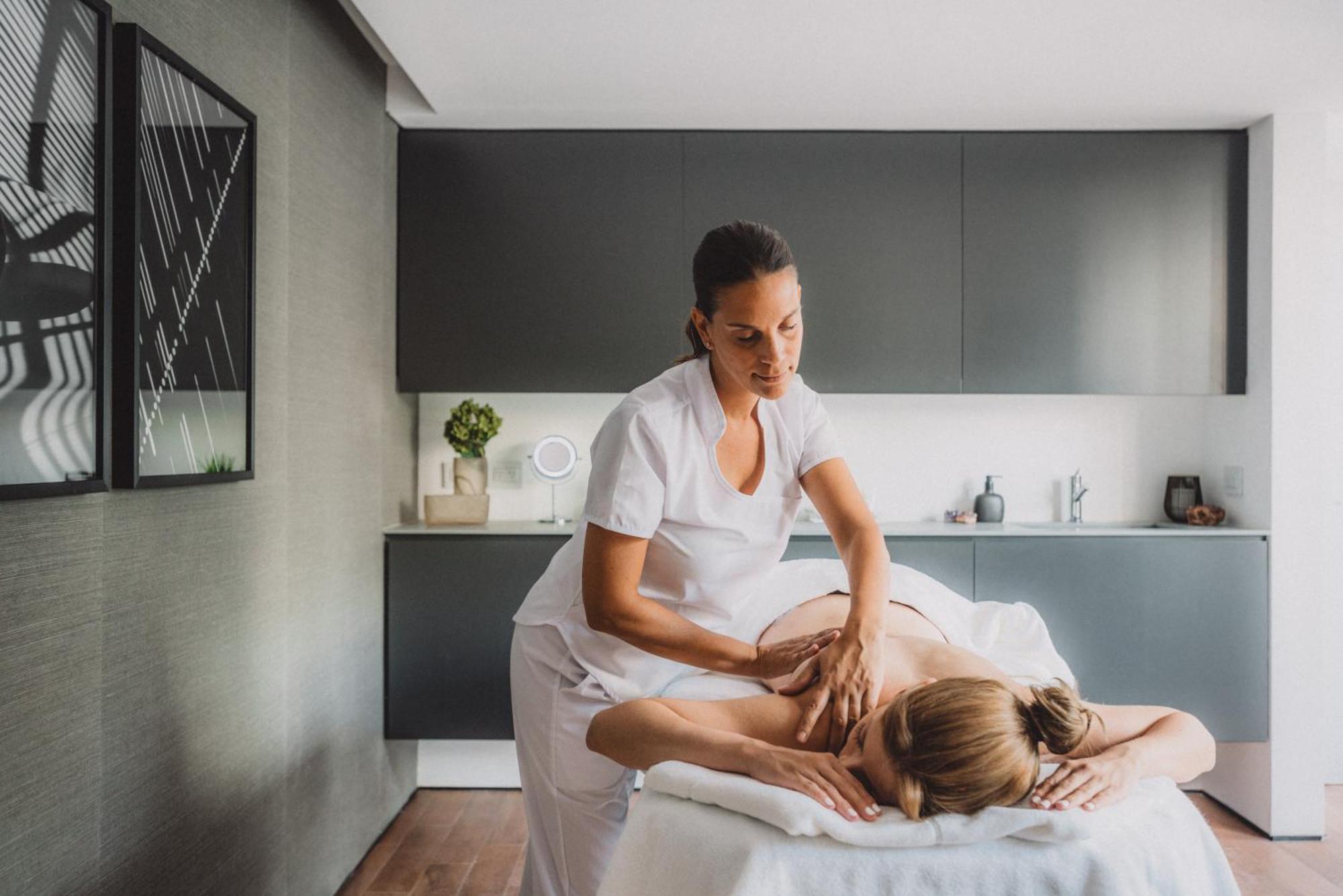 Sls Buenos Aires Puerto Madero Hotel Kültér fotó A massage therapist treating a patient
