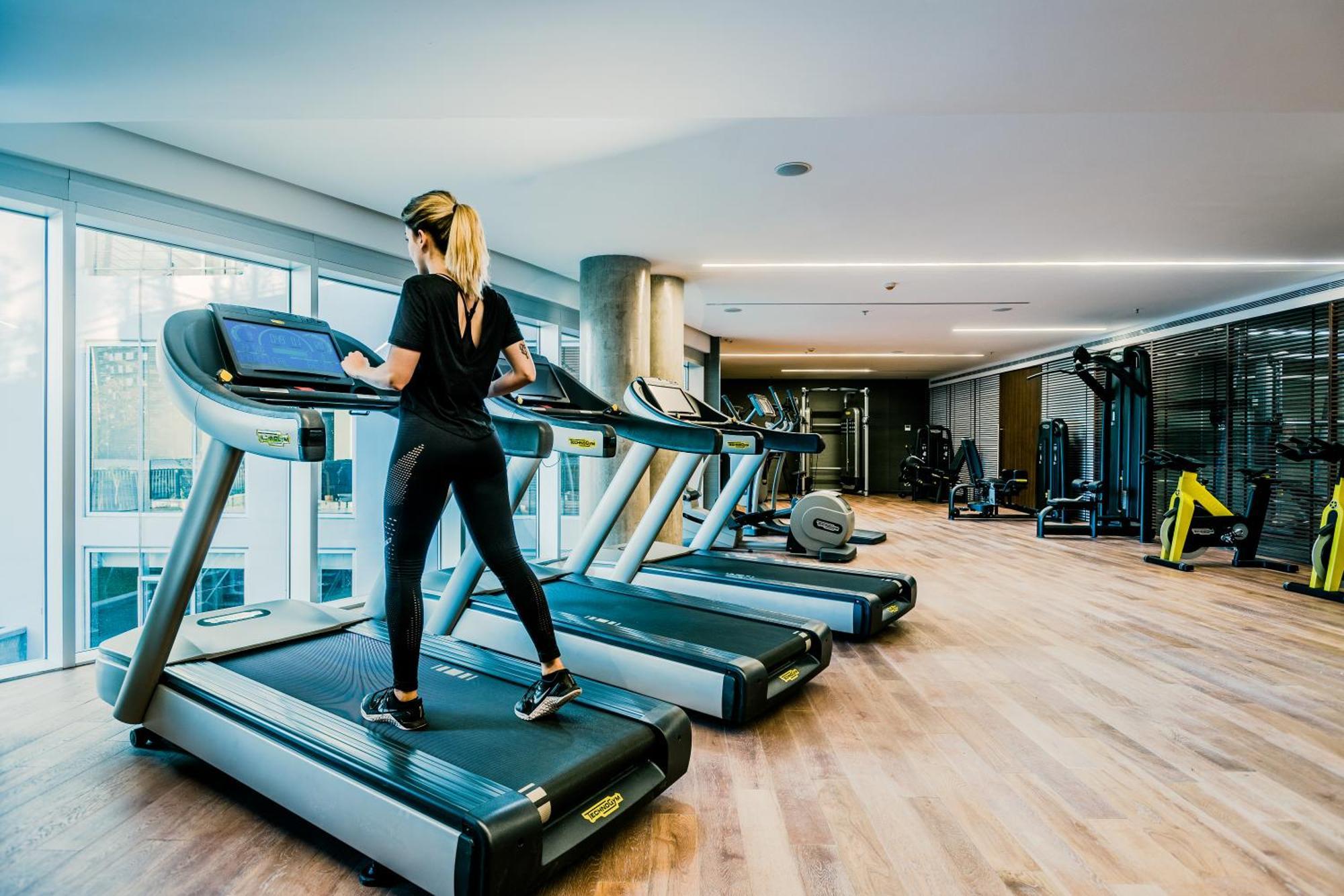 Sls Buenos Aires Puerto Madero Hotel Kültér fotó A woman on a treadmill