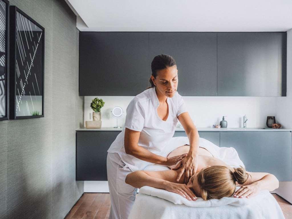 Sls Buenos Aires Puerto Madero Hotel Létesítmények fotó A massage therapist treating a patient