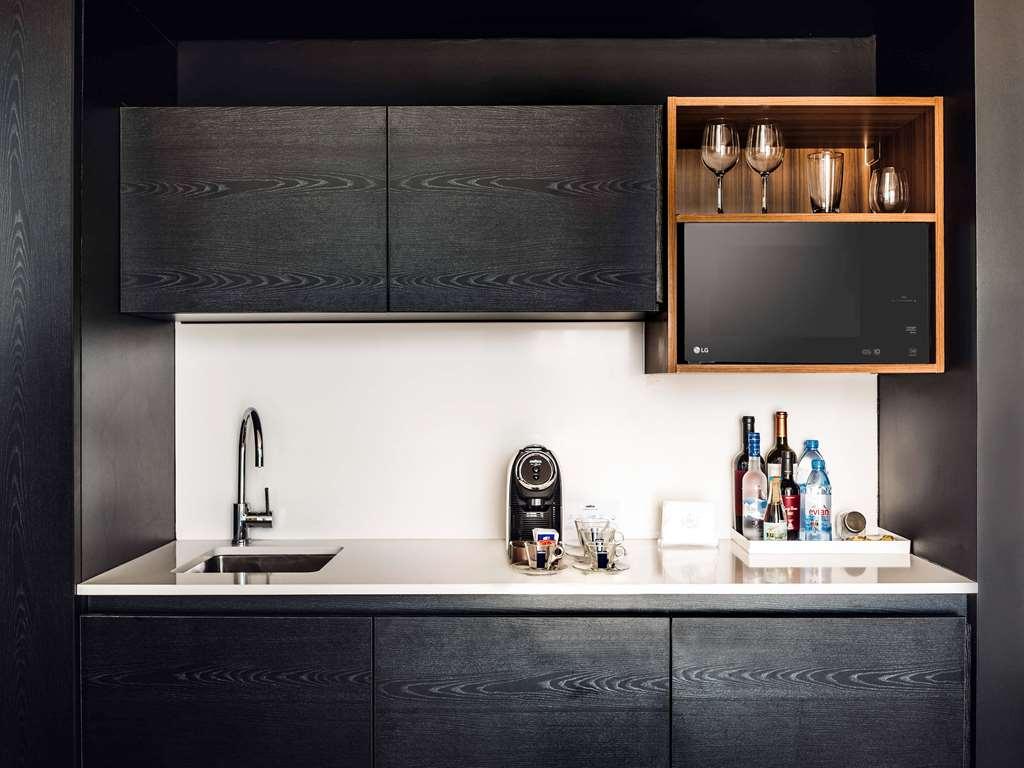 Sls Buenos Aires Puerto Madero Hotel Szoba fotó A wet bar in a hotel room