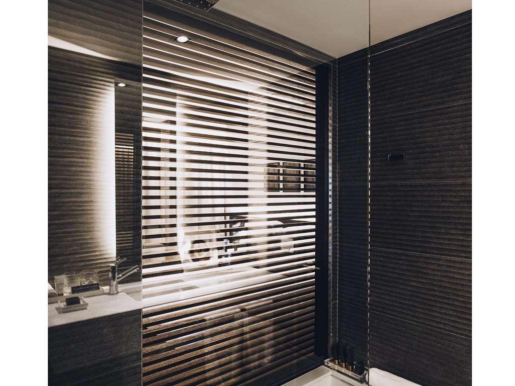 Sls Buenos Aires Puerto Madero Hotel Szoba fotó A shower enclosure with a fixed glass panel